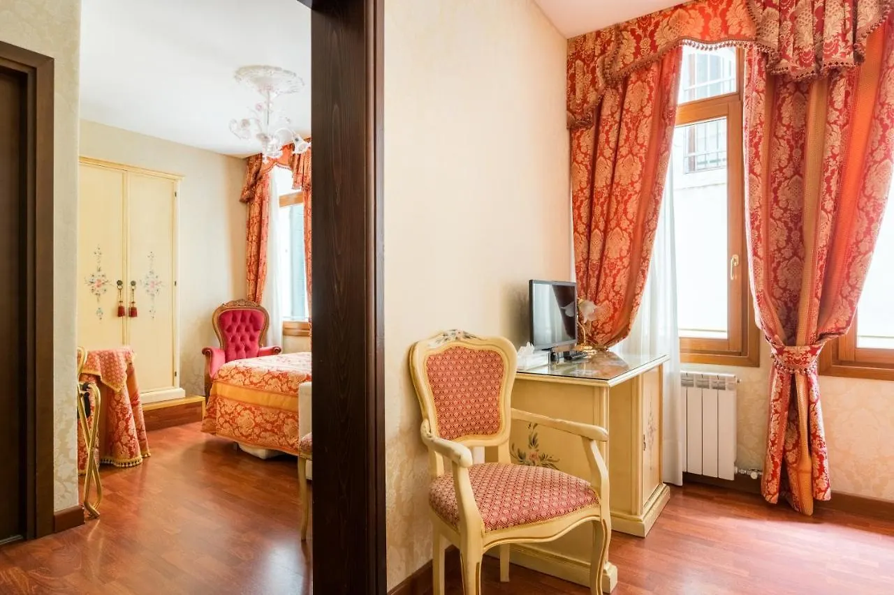 Locanda Al Leon Венеция 3*,  Италия
