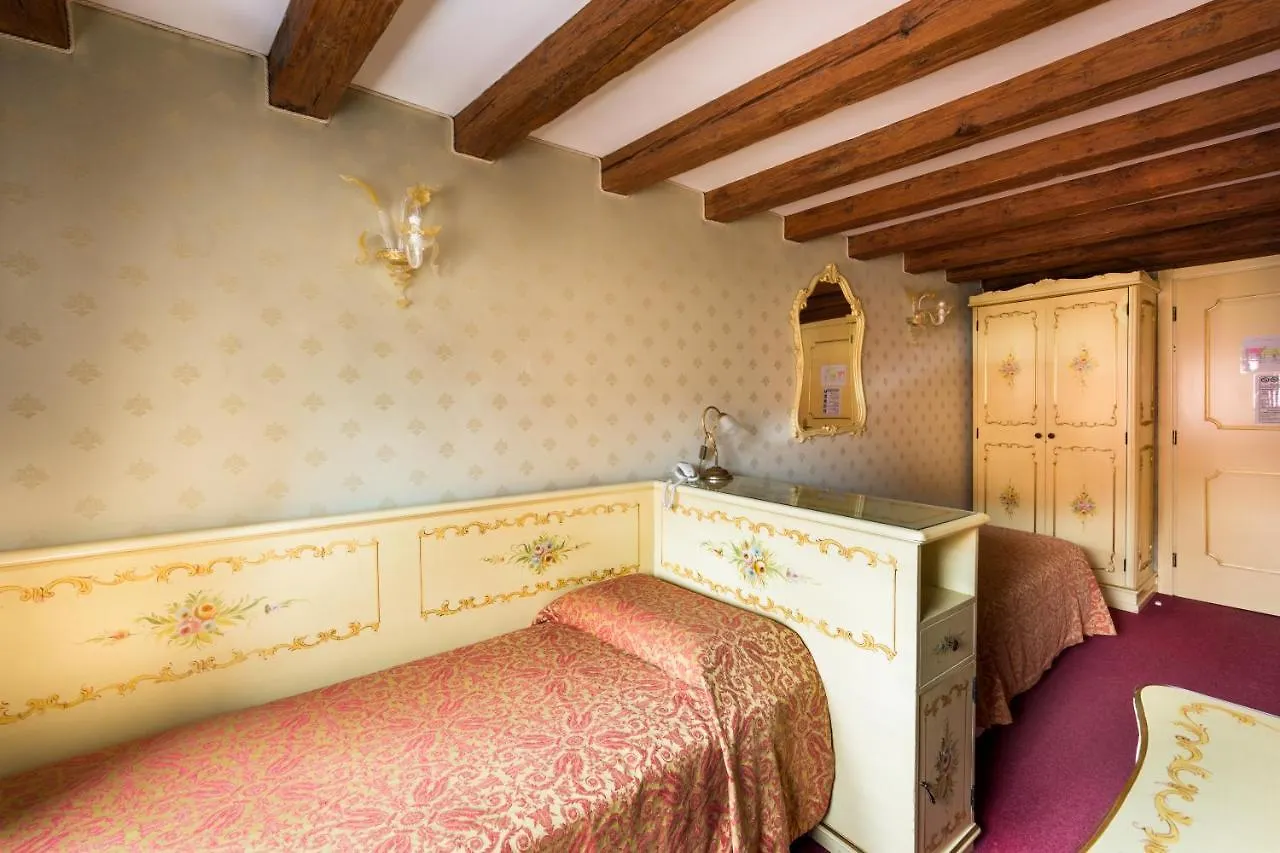 Locanda Al Leon Венеция 3*,  Италия